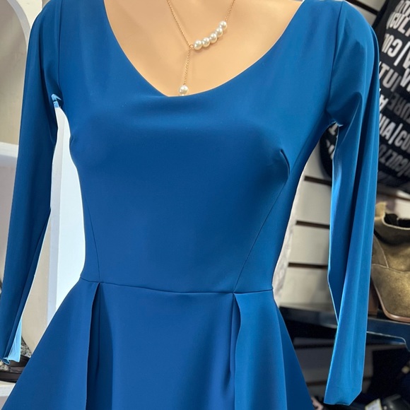 Chiara Boni La Petite Robe
Nabira Peplum Sheath Dress - Picture 15 of 15